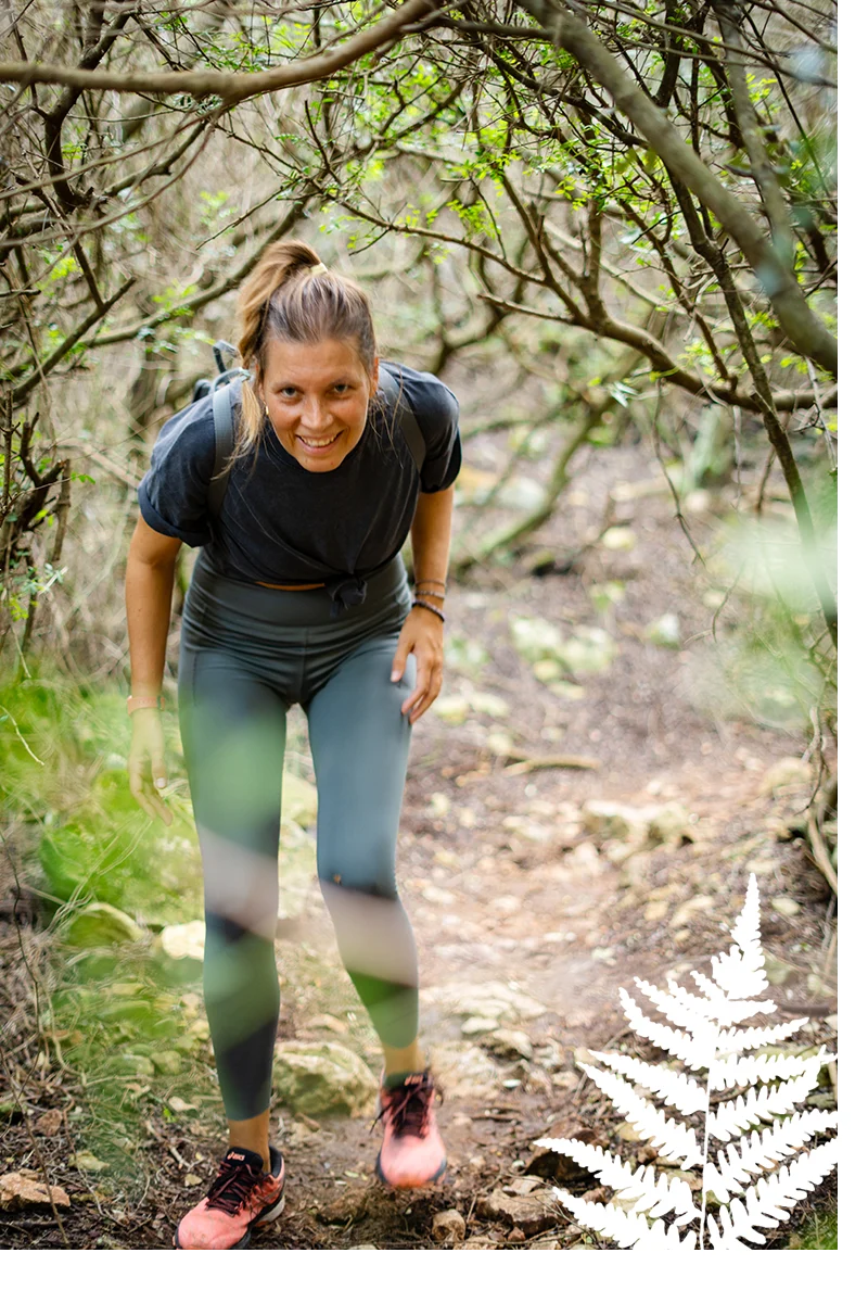 Melli Ketter läuft durch den Wald. 