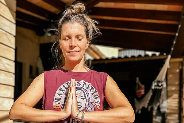 Melli Ketter beim Meditieren, um das Nervensystem herunterzufahren. 